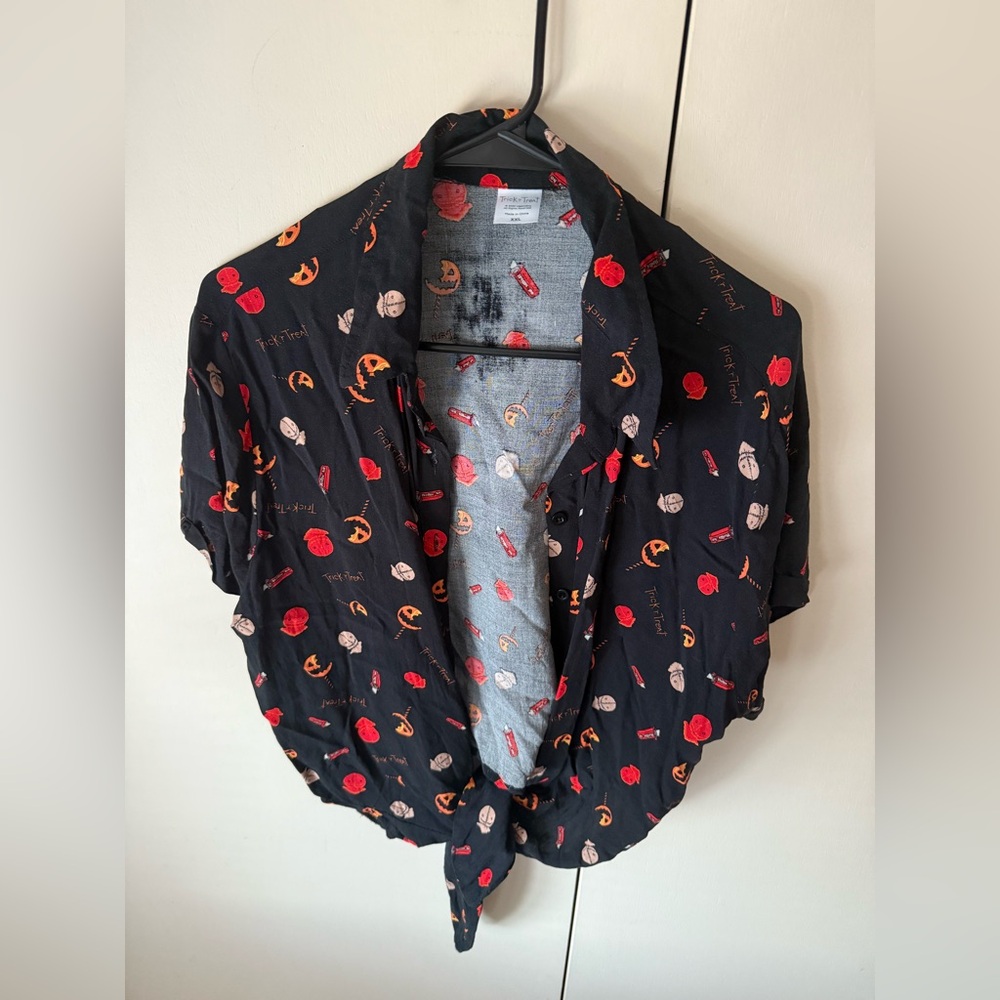 Spirit Halloween Trick ‘r Treat Halloween Button-Up Shirt